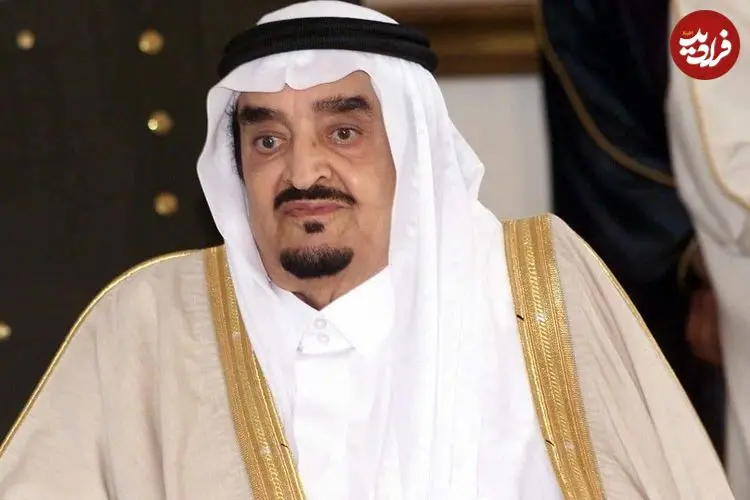 عکس| سفر در زمان؛ «ملک فهد، پادشاه عربستان» در حال امتحان کردن میز تحریر یک مدرسه دخترانه در لندن؛ سال 1333