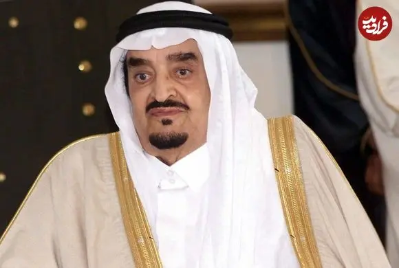 عکس| سفر در زمان؛ «ملک فهد، پادشاه عربستان» در حال امتحان کردن میز تحریر یک مدرسه دخترانه در لندن؛ سال 1333