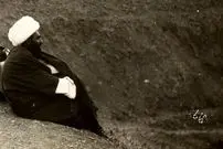 عکس| سفر به ایران قدیم؛ دو روحانی در حال استراحت در کنار یک جاده در دوران قاجار