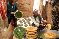 ببینید؛ غذای روستایی در افغانستان؛ تهیه بولانی به روش قدیمی توسط زوج سالخورده