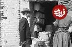 عکس| سفر زمان؛ مشتری خارجی در مغازۀ کوزه‌فروشی در تهران؛ 130 سال قبل