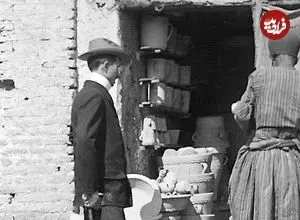 عکس| سفر زمان؛ مشتری خارجی در مغازۀ کوزه‌فروشی در تهران؛ 130 سال قبل
