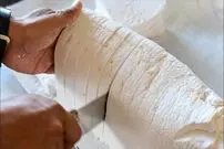 ببینید| غذای خیابانی در تایلند؛ تهیه نودل رنگی و خوراک میگو در بانکوک