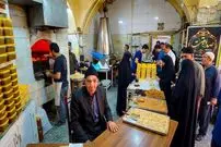 ببینید| غذای خیابانی در ایران؛ فرآیند دیدنی تولید حلوا ارده با کنجد در قم
