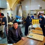 ببینید| غذای خیابانی در ایران؛ فرآیند دیدنی تولید حلوا ارده با کنجد در قم