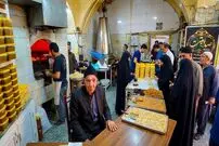 ببینید| غذای خیابانی در ایران؛ فرآیند دیدنی تولید حلوا ارده با کنجد در قم