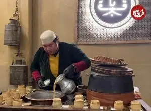 عکس| سفر به ایران قدیم؛ «بستنی فروش دوره گرد» در خیابان های تهران؛ سال 55