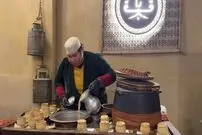 عکس| سفر به ایران قدیم؛ «بستنی فروش دوره گرد» در خیابان های تهران؛ سال 55