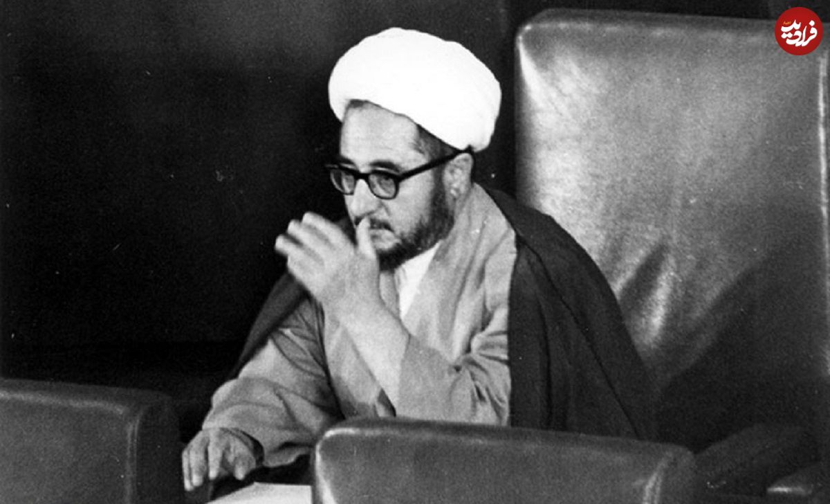 عکس؛ سفر در زمان؛ «محمدصادق خلخالی با اسلحه روی دوش در جبهه»؛ دهه 60
