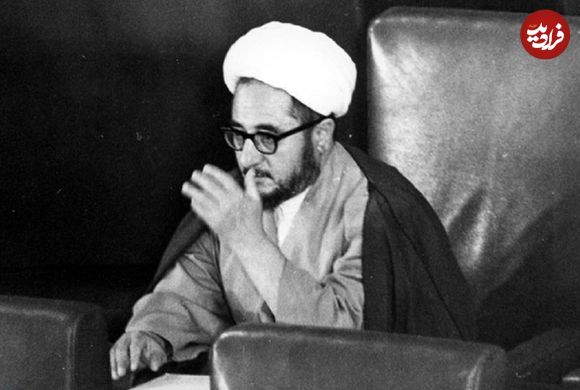 عکس؛ سفر در زمان؛ «محمدصادق خلخالی با اسلحه روی دوش در جبهه»؛ دهه 60
