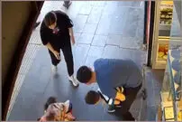 (ویدیو) یک مغازه‌دار فرشته نجات یک کودک از مرگ شد