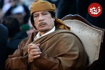 عکس| سفر در زمان؛ «معمر قذافی» در حال تماشای رژه نظامی در طرابلس؛ سال 1373