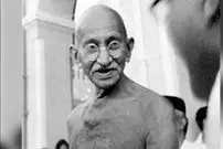 عکس| سفر در زمان؛ «ماهاتما گاندی« در حال ریسیدن پارچه مخصوص هندی؛ سال 1298