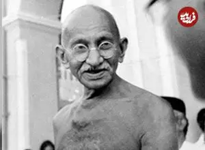 عکس| سفر در زمان؛ «ماهاتما گاندی« در حال ریسیدن پارچه مخصوص هندی؛ سال 1298