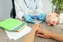 (ویدئو) کنایه سنگین مجری تلویزیون به برخی پزشکان روی آنتن زنده تلویزیون