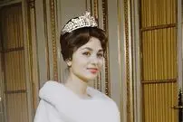 (عکس) سفر در تاریخ؛ ملکه الیزابت و فرح در کاخ باکینگهام انگلیس؛ سال 54