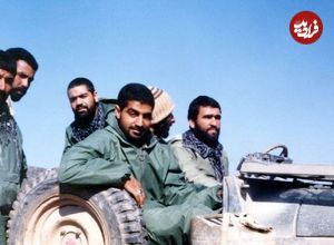 عکس؛ سفر در زمان؛ «سردار سلیمانی در حال میوه خوردن با 3 همرزم اش در جبهه»؛ دهه 60