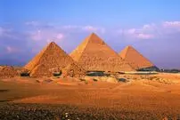 چند هرم در مصر باستان ساخته شد؟

