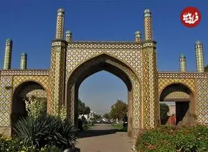 عکس| سفر زمان؛ «قاطرها با بار الوار» در حال عبور از دروازه قزوین تهران؛ 140 سال قبل