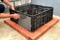 ببینید؛ نحوه ساخت حوض آب و آبنما با کمک جعبه پلاستیکی و سیمان