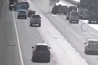 (ویدئو) پرواز راننده در هوا پس از تصادف هولناک خودرو (۱۶+)
