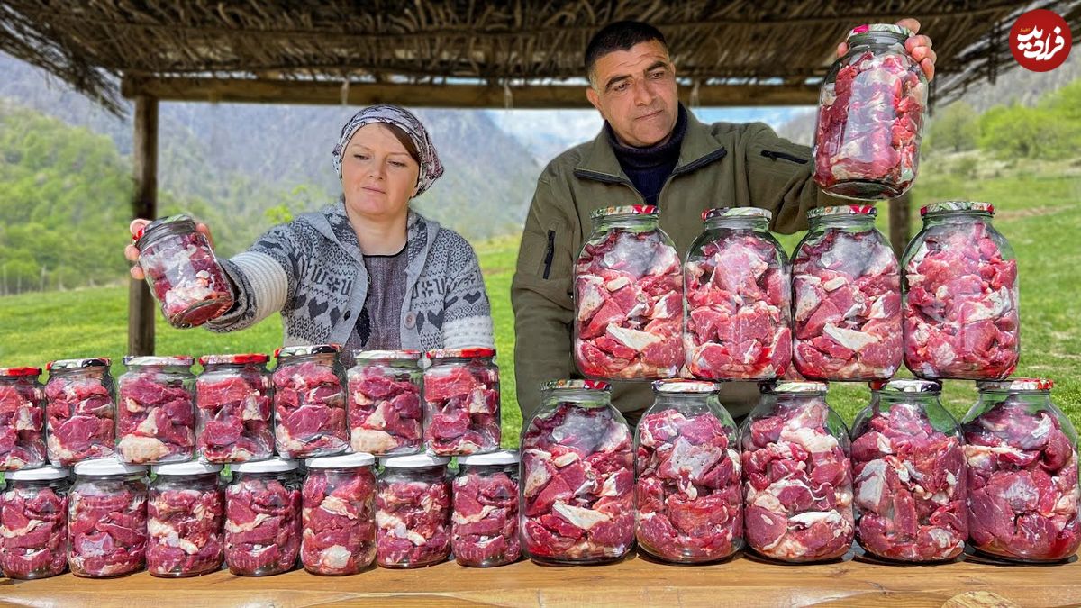 ببینید؛ غذای روستایی در آذربایجان؛ پخت آبگوشت در ظرف شیشه ای به روش خلاقانه