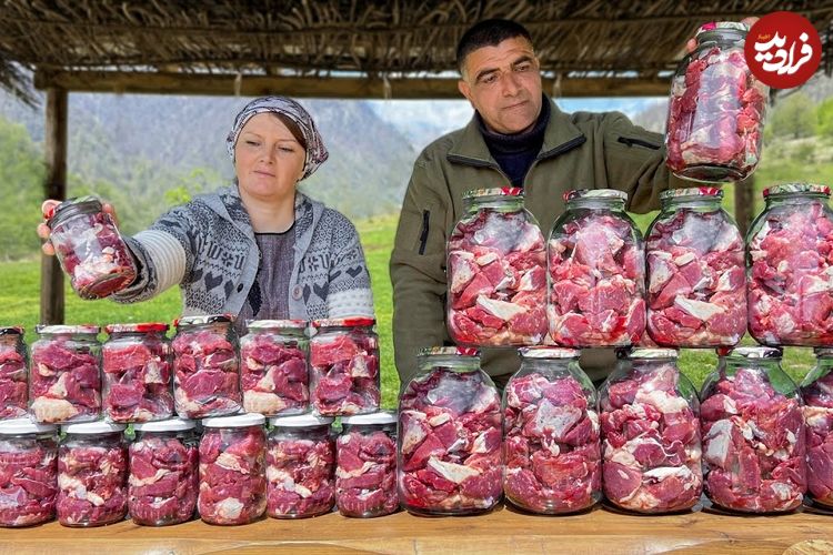 ببینید؛ غذای روستایی در آذربایجان؛ پخت آبگوشت در ظرف شیشه ای به روش خلاقانه