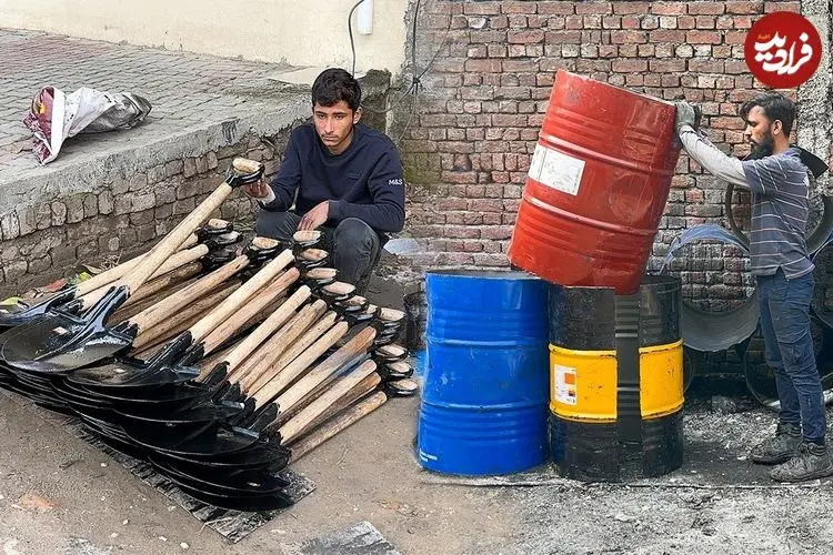 ببینید| مراحل ساخت بیل با بازیافت بشکه های قدیمی نفت در پاکستان