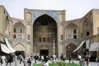 عکس| سفر به ایران قدیم؛ یک میوه فروش با گاری اش در میدان نقش جهان اصفهان؛ سال 40
