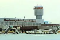 (عکس) تهران قدیم؛ «مسافر زن خارجی و فرزندش در پارکینگ فرودگاه مهرآباد»؛ اواخر دهه 30