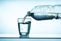 بالاخره روزانه چند لیوان آب باید بنوشیم؟؛ کودکان باید چه مقدار آب بخورند؟
