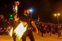 (تصاویر) مراسم عزاداری با زنجیر آتشی