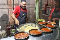 ببینید؛ غذای خیابانی در هند؛ پخت املت، رول تخم مرغ و تخم مرغ مغولی در بمبئی