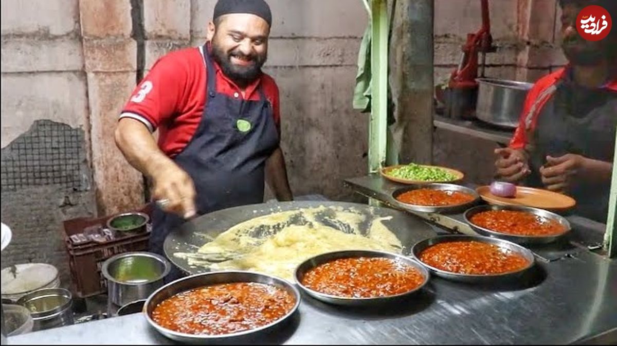 ببینید؛ غذای خیابانی در هند؛ پخت املت، رول تخم مرغ و تخم مرغ مغولی در بمبئی