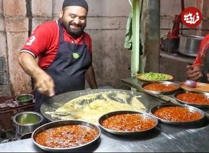 ببینید؛ غذای خیابانی در هند؛ پخت املت، رول تخم مرغ و تخم مرغ مغولی در بمبئی