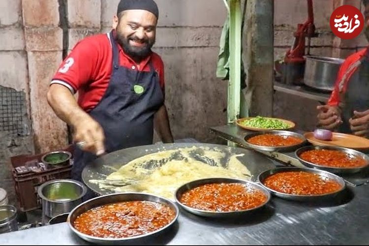 ببینید؛ غذای خیابانی در هند؛ پخت املت، رول تخم مرغ و تخم مرغ مغولی در بمبئی