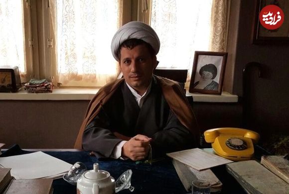 عکس؛ سفر به تاریخ؛ دیدار «هاشمی رفسنجانی» با بازیگر نقش خودش در سریال «معمای شاه»؛ سال 1394