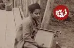 عکس| سفر زمان؛ بازی و استراحت کودکان روی یک پل چوبی در رشت؛ 140 سال قبل