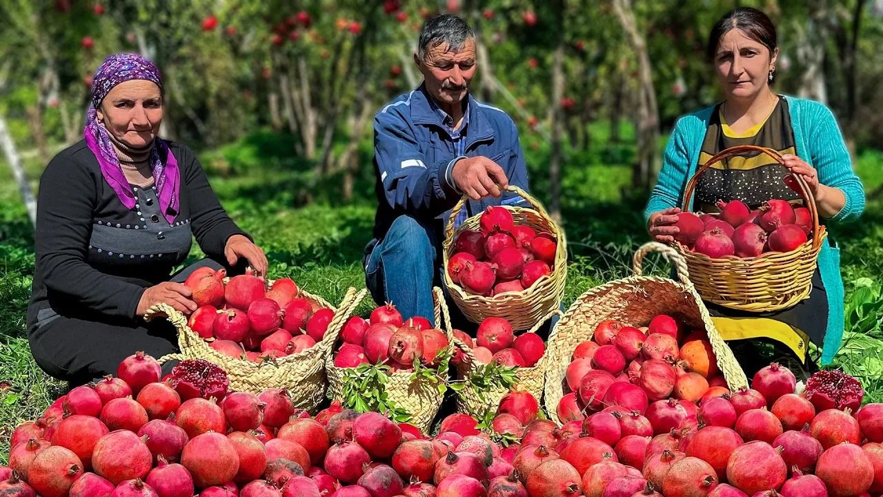 (ویدئو) زندگی روستایی؛ پخت یک دسر خوشمزه از انار تازه در کوهستان های کشور آذربایجان