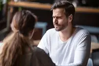 ۶ نشانه که نشان می دهد یک نفر پنهانی از شما بدش می‌آید