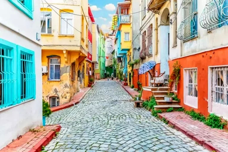 (ویدئو) محله‌ای قدیمی و رنگارنگ در قلب استانبول