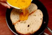 ببینید| طرز تهیه ساندویچ تخم مرغ برای شام به روش چینی ها