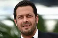 ( عکس) سلفی پژمان بازغی در کنار دو برادرش با استایلی فشرده!