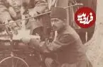 عکس| سفر زمان؛ ناصرالدین شاه سوار بر سه‌چرخه در حال خوردن شربت در حیاط کاخ گلستان