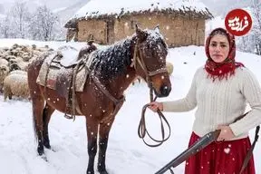ببینید| غذای روستایی در ایران؛ پخت نان سنتی و تهیه کباب در هوای برفی روستا