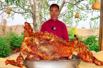 ببینید؛ غذای روستایی در چین؛ پخت بره شکم پر توسط آشپز مشهور روستایی