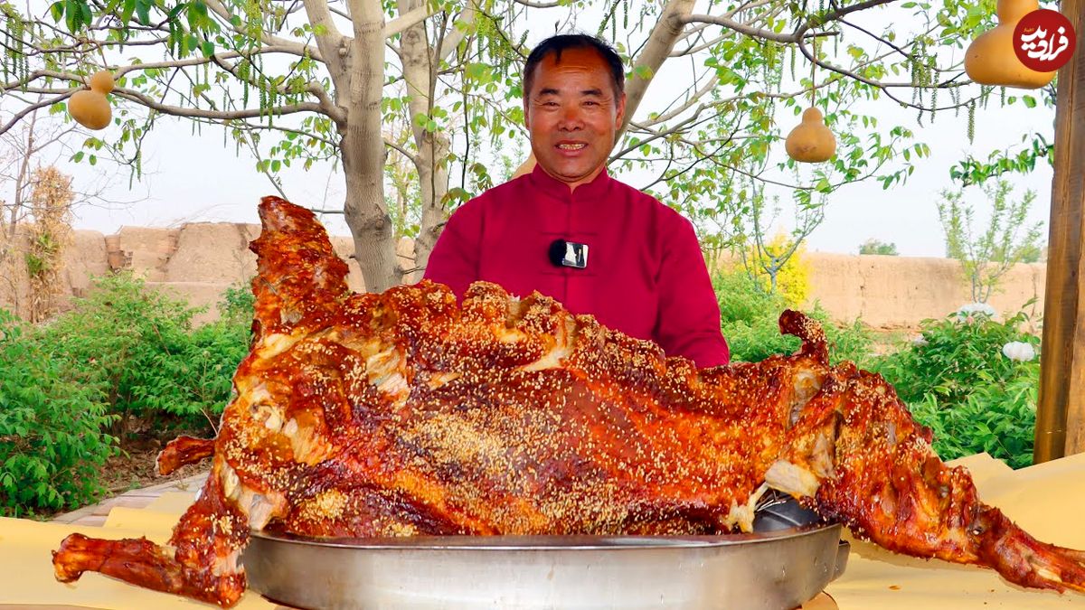 ببینید؛ غذای روستایی در چین؛ پخت بره شکم پر توسط آشپز مشهور روستایی