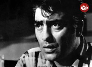 عکس| سفر در زمان؛ «فردین» در دوران پیری و در کنار دوستان اش بر سر مزار تختی