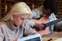 (ویدئو) دوربین مخفی کتابخانه: وقتی جوان گیتاریست روی اعصاب افراد می رود و بعد غافلگیرشان می کند!