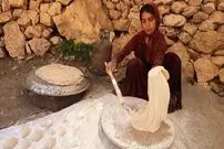 (ویدئو) پخت نان محلی روی ساج توسط یک دختر جوان عشایر زاگرس نشین